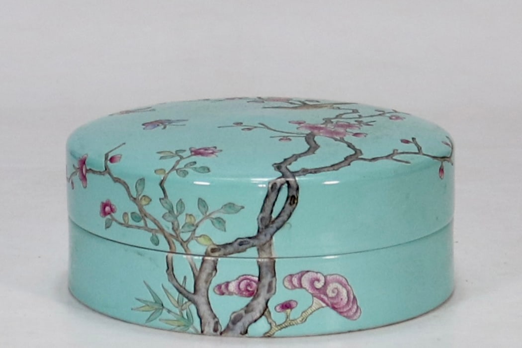 An Exquisite Famille-Rose Flower and Bird Pattern Box: An Exquisite Famille-Rose Flower and Bird Pattern Box Qing Dynasty, China Qianlong Six-character Mark Size:6.8cmx16.5cm (The Dimensions Of All Batches Are Manually Measured.If You Need More