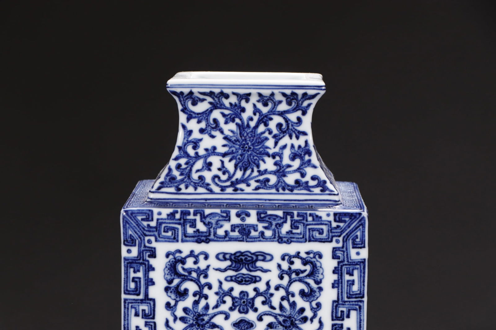 An Exquisite Blue and White Lotus Pattern Vase - 2