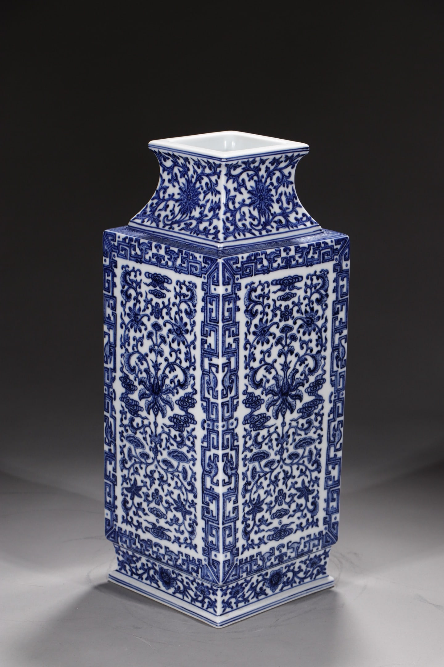 An Exquisite Blue and White Lotus Pattern Vase - 5
