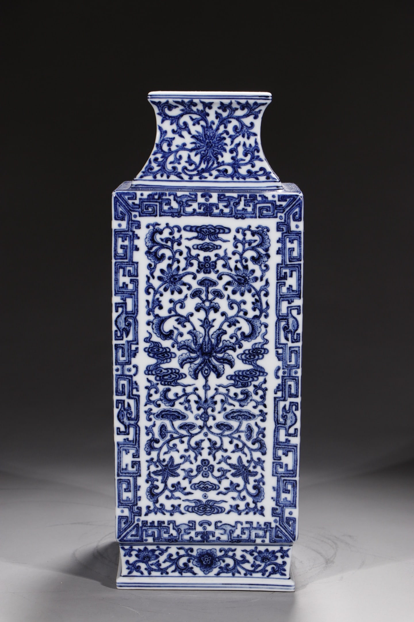 An Exquisite Blue and White Lotus Pattern Vase - 6