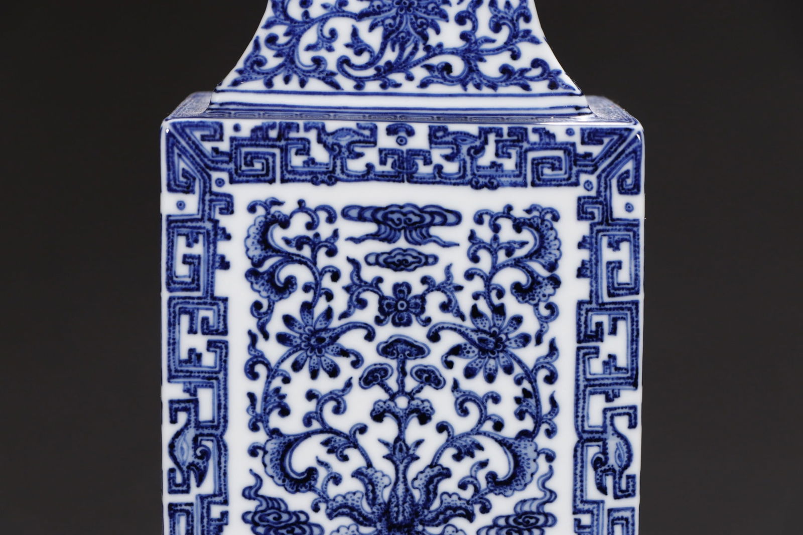 An Exquisite Blue and White Lotus Pattern Vase - 7