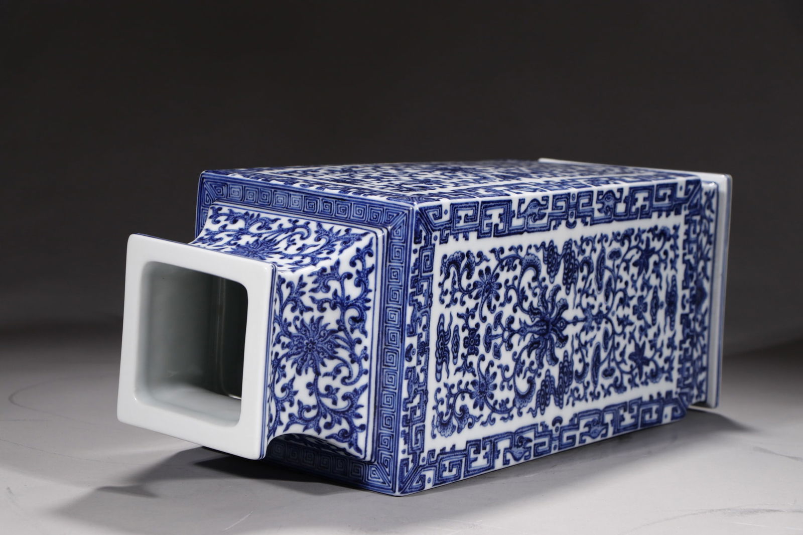 An Exquisite Blue and White Lotus Pattern Vase - 8