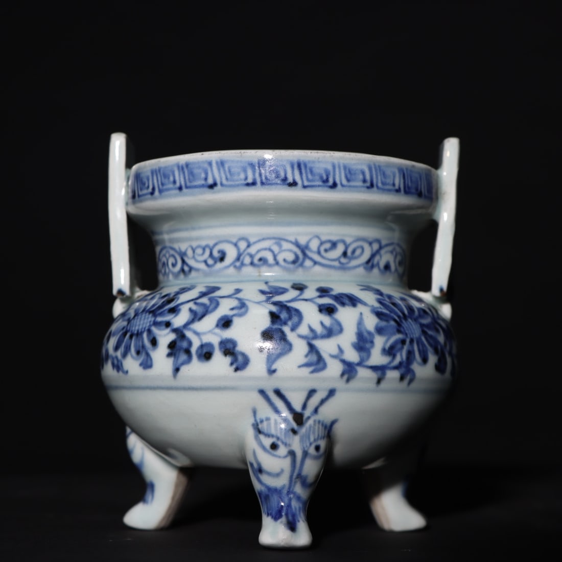 An Exquisite Blue and White Lotus Pattern Double-Ears and Tripod Censer: An Exquisite Blue and White Lotus Pattern Double-Ears and Tripod Censer Yuan Dynasty, China Size:10cmx10cm (The Dimensions Of All Batches Are Manually Measured.If You Need More Detailed