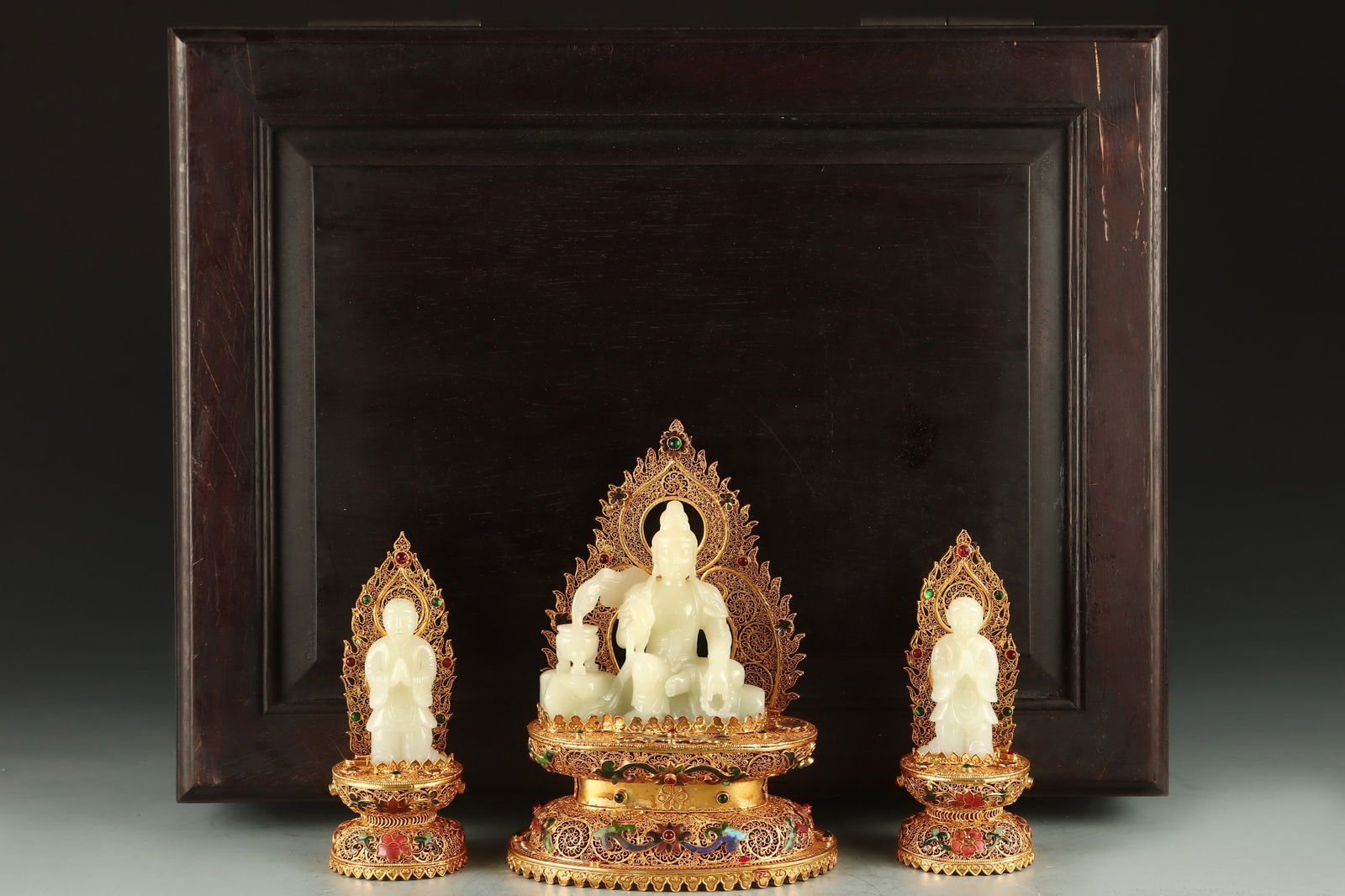 A Set of Fine Gilt Bronze Inlaid White Jade Buddha Statue Ornament: A Set of Fine Gilt Bronze Inlaid White Jade Buddha Statue Ornament Qing Dynasty, China Qianlong Four-character Mark Size:19.5cmx14cm Size:14.5cmx6cm Weight:1142g (The Dimensions Of All Batches Are
