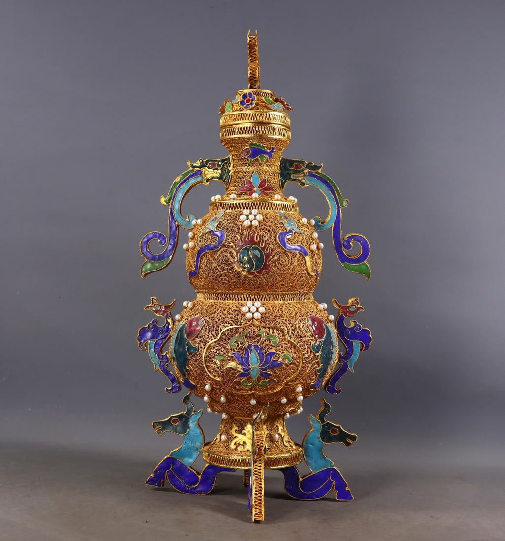 An Exquisite Gilt Bronze Inlaid Gems Gourd-Shaped Vase: An Exquisite Gilt Bronze Inlaid Gems Gourd-Shaped Vase Qing Dynasty, China Qianlong Four-character Mark Size:40cmx18.5cmx17cm Weight:978g (The Dimensions Of All Batches Are Manually Measured.If You