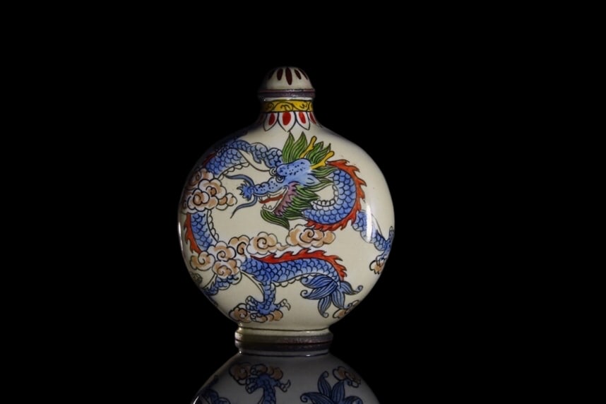 An Exquisite Cloisonne Dragon Pattern Snuff Bottle: An Exquisite Cloisonne Dragon Pattern Snuff Bottle Qing Dynasty, China Qianlong Four-character Mark Size:6cmx8cmx2cm (The Dimensions Of All Batches Are Manually Measured.If You Need More Detailed Info