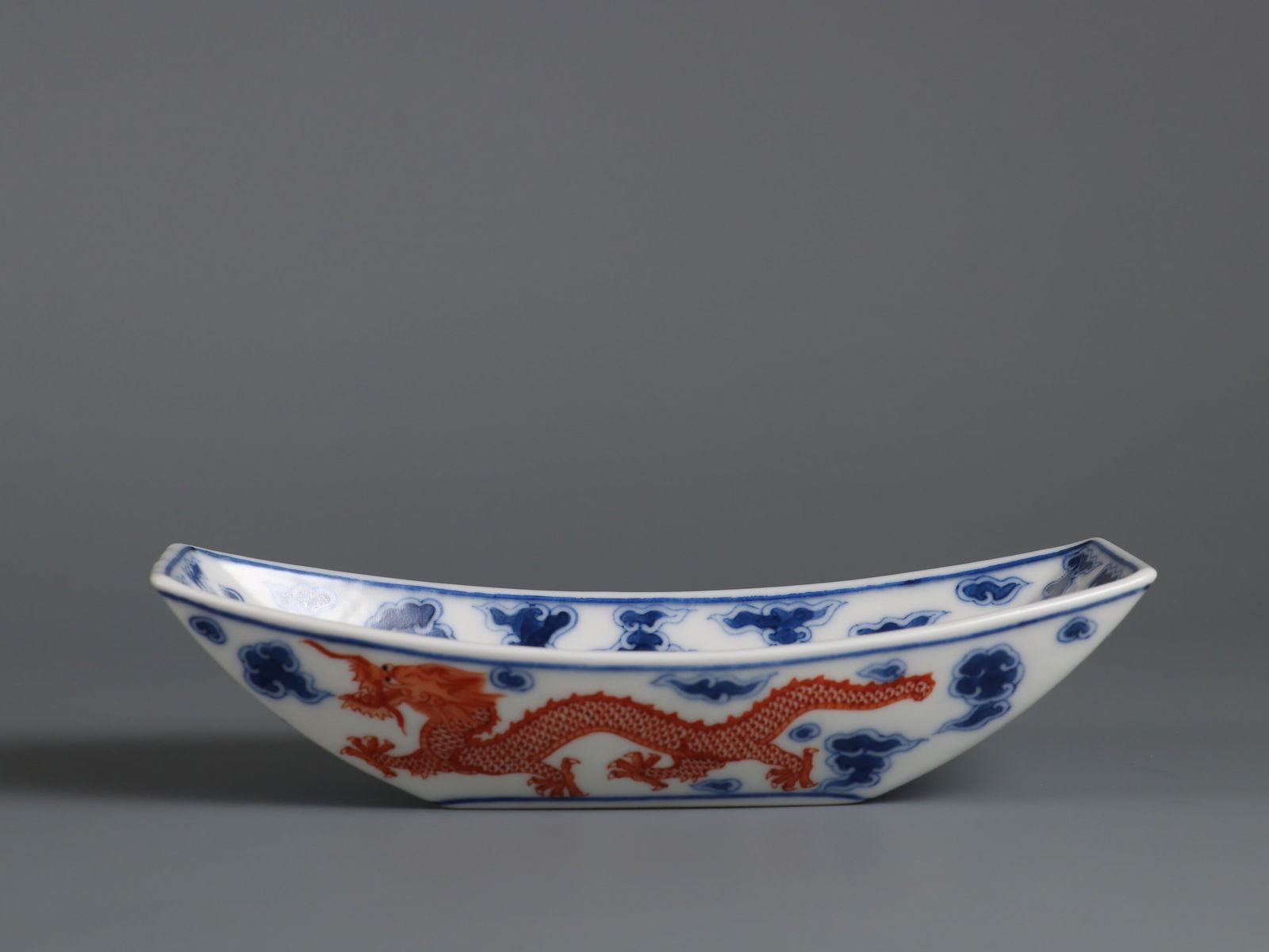 An Exquisite Blue and White Iron-Red Dragon Pattern Ornament: An Exquisite Blue and White Iron-Red Dragon Pattern Ornament Qing Dynasty, China Size:3.9cmx15.8cmx7.6cm (The Dimensions Of All Batches Are Manually Measured.If You Need More Detailed Information,