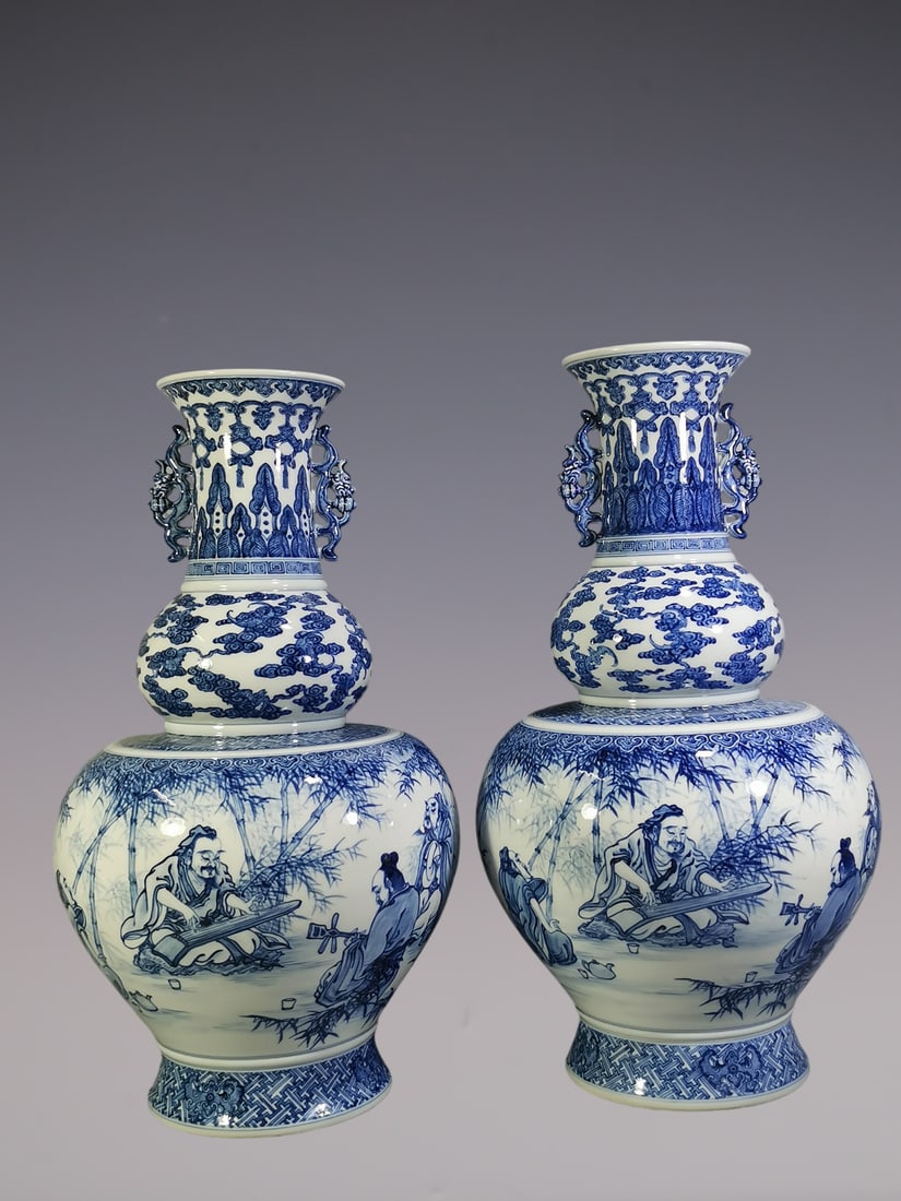 An Exquisite Blue and White Character and Story Pattern Gourd-Shaped Double-Ears Vase: An Exquisite Blue and White Character and Story Pattern Gourd-Shaped Double-Ears Vase Qing Dynasty, China Size:52cmx28cm (The Dimensions Of All Batches Are Manually Measured.If You Need More