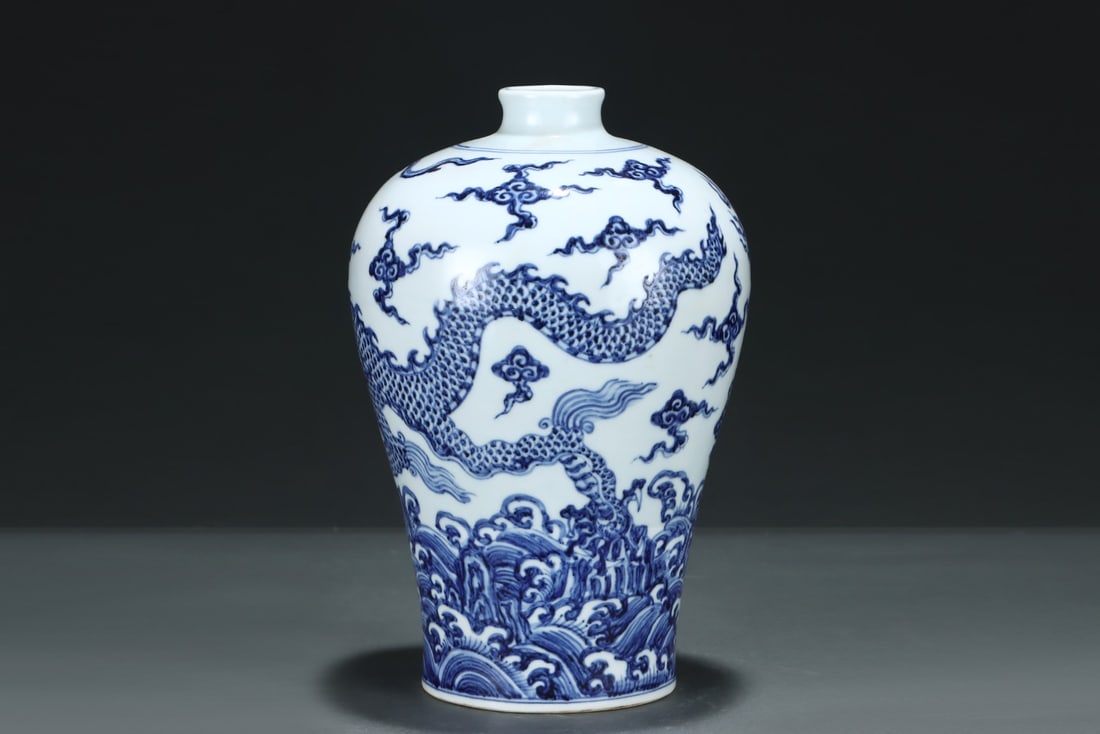 An Exquisite Blue and White Seawater Pattern Dragon Pattern Vase - 2