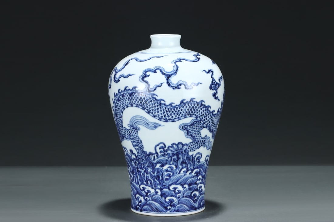 An Exquisite Blue and White Seawater Pattern Dragon Pattern Vase - 3
