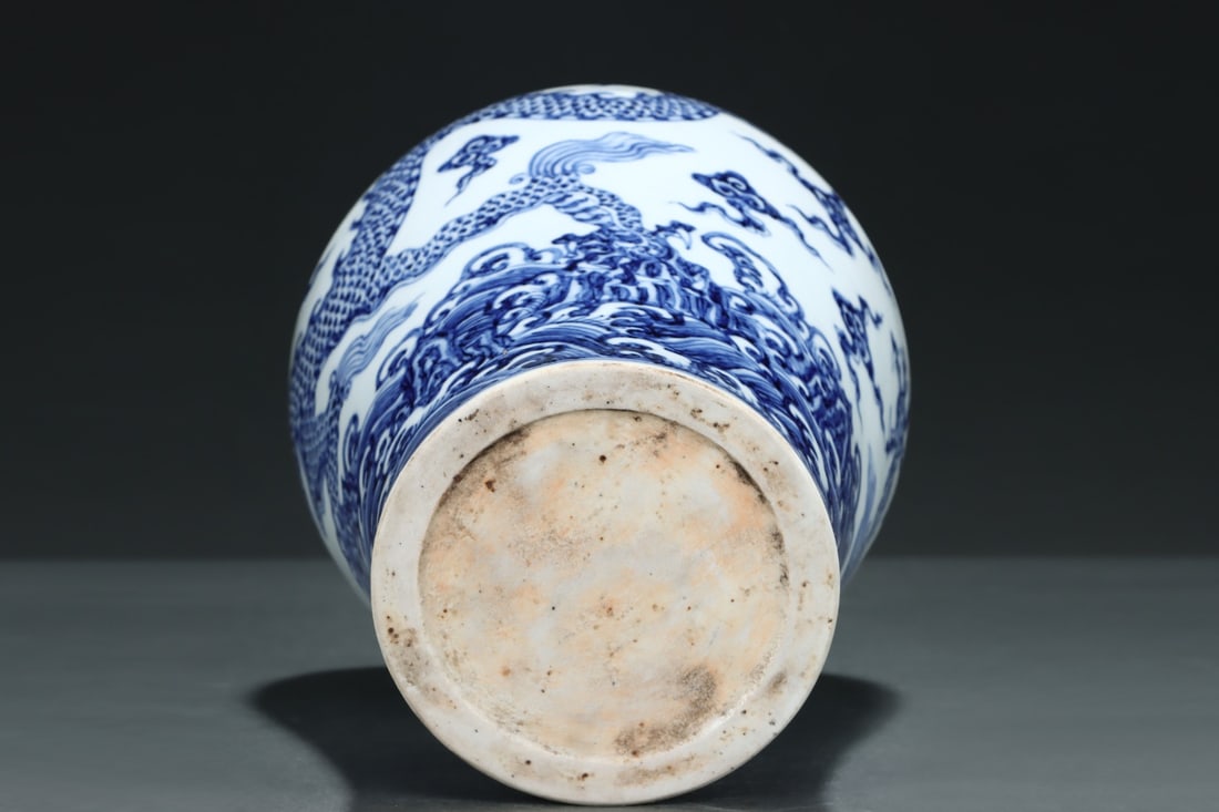 An Exquisite Blue and White Seawater Pattern Dragon Pattern Vase - 5