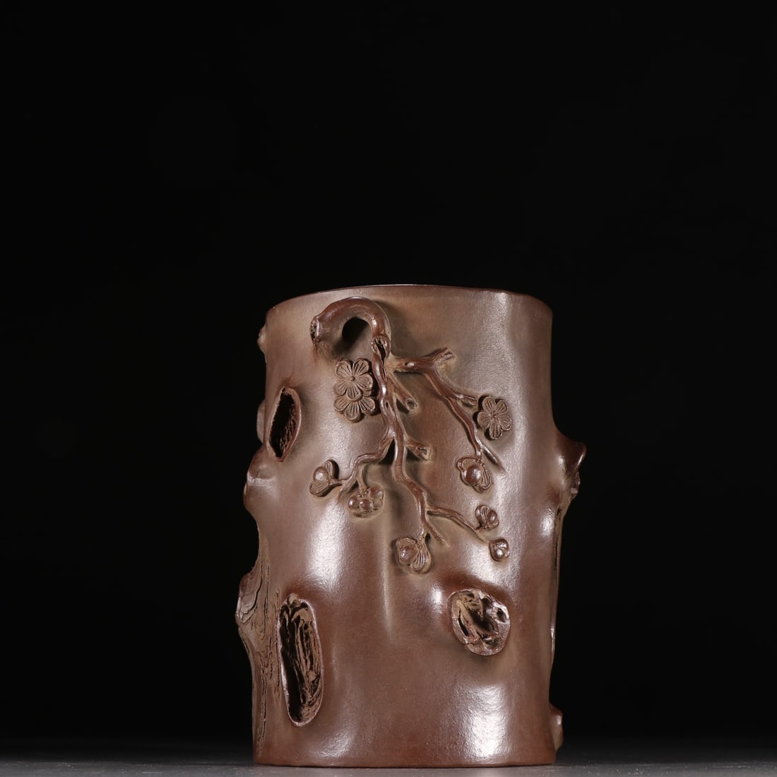 An Exquisite Purple Sands Flower Pattern Brush Pot: An Exquisite Purple Sands Flower Pattern Brush Pot Qing Dynasty, China Size:16.6cmx12.4cm (The Dimensions Of All Batches Are Manually Measured.If You Need More Detailed Information, Please Contact