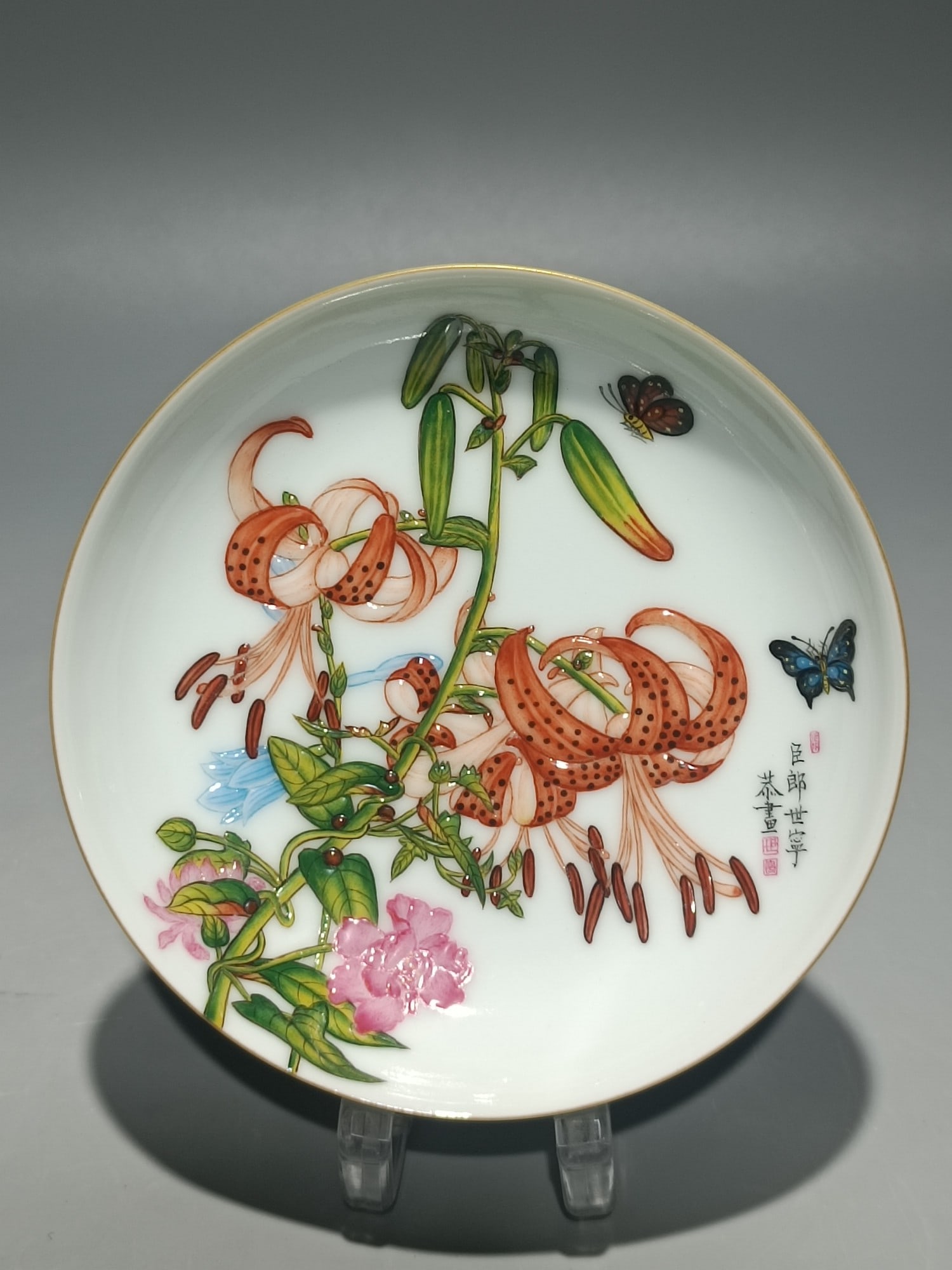 An Exquisite Enamel Flower and Butterfly Pattern Plate: An Exquisite Enamel Flower and Butterfly Pattern Plate Qing Dynasty, China Yongzheng Four-character Mark Size:1.6cmx11.1cm (The Dimensions Of All Batches Are Manually Measured.If You Need More