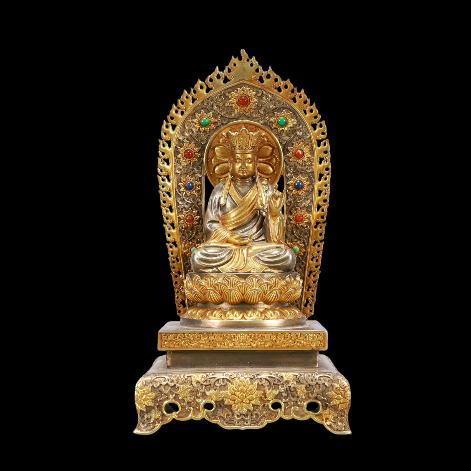 A Exquisite Gilt Silver Buddha statue: A Exquisite Gilt Silver Buddha statue Ming Dynasty, China Yongle Six-character Mark Size:26cmx36cm Weight:2300g (The Dimensions Of All Batches Are Manually Measured.If You Need More Detailed