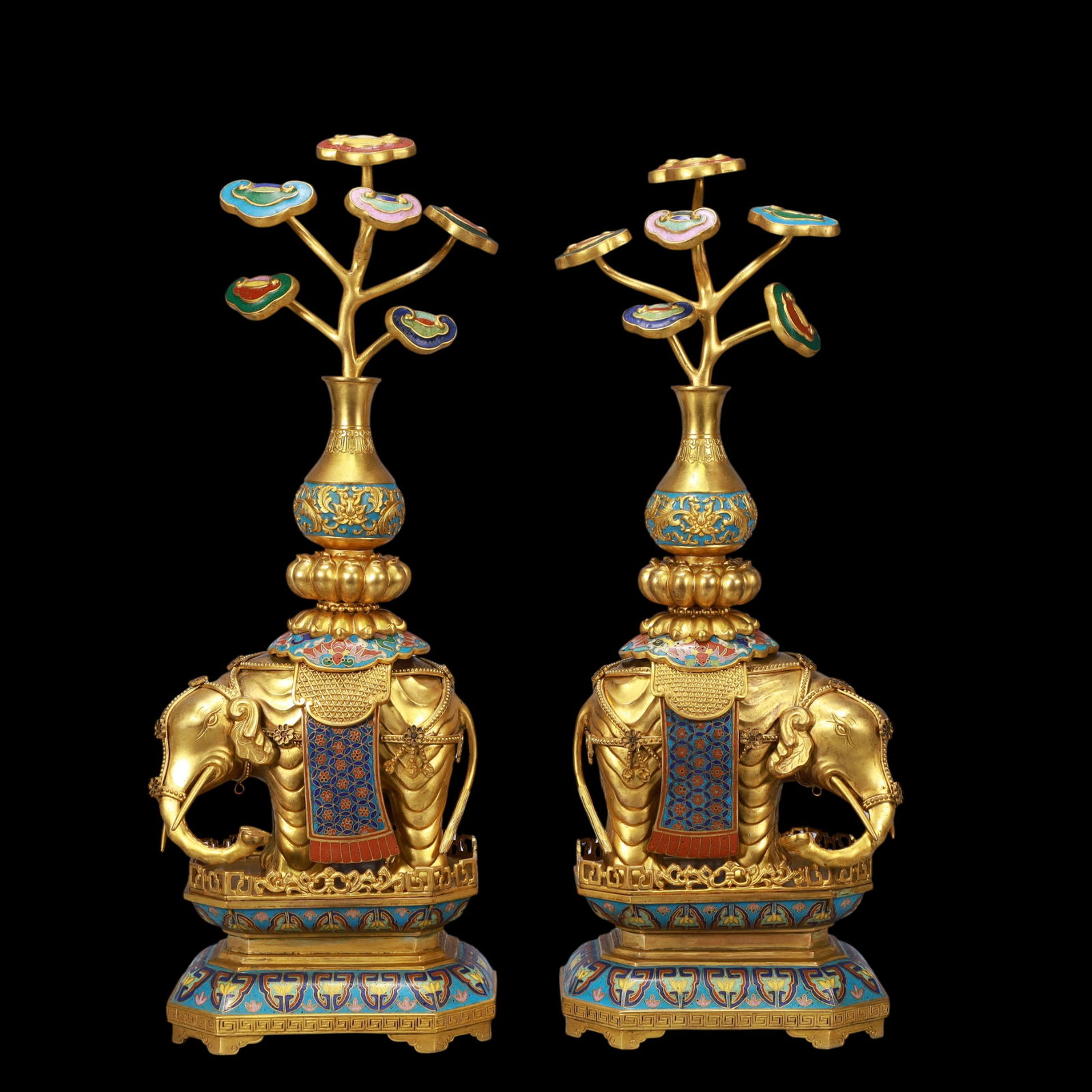 A Exquisite A pair of Cloisonne Elephant Ornament: A Exquisite A pair of Cloisonne Elephant Ornament Qing Dynasty, China Qianlong Four-character Mark Size::15cmx11cmx39cm Weight:3800g (The Dimensions Of All Batches Are Manually Measured.If You Need