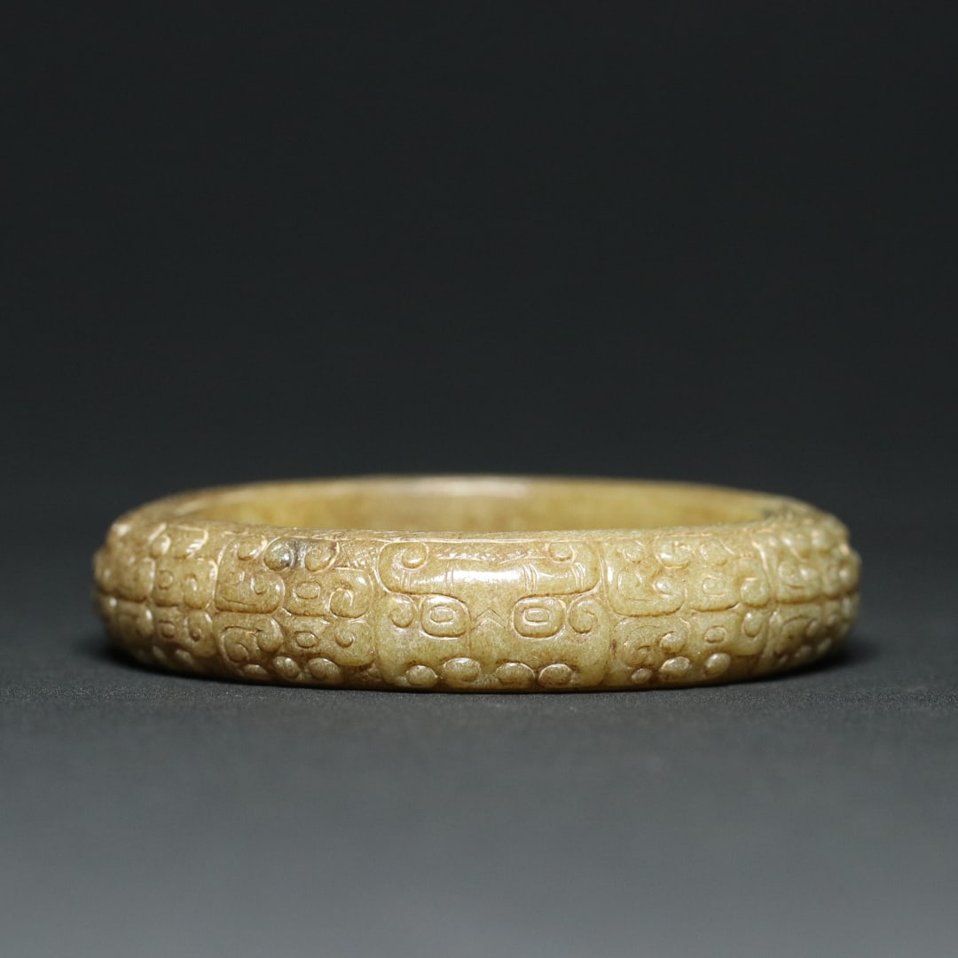 An Exquisite White Jade Beast-Face Pattern Dragon Pattern Bracelets: An Exquisite White Jade Beast-Face Pattern Dragon Pattern Bracelets Han Dynasty, China Size:8.2cmx1.7cm Size:(inside diameter)6cm Weight:98.3g (The Dimensions Of All Batches Are Manually