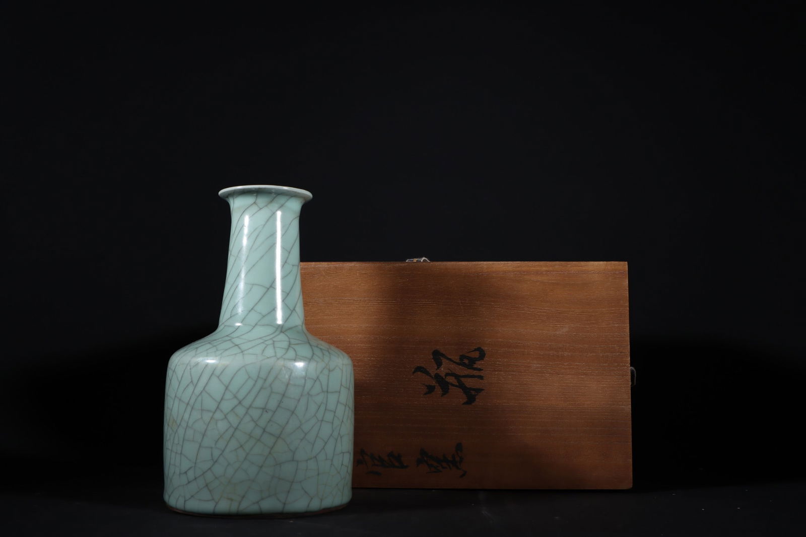An Exquisite Guan yao Celadon Glazed Vase: An Exquisite Guan yao Celadon Glazed Vase Song Dynasty, China Size:21.8cmx13cm (The Dimensions Of All Batches Are Manually Measured.If You Need More Detailed Information, Please Contact Our