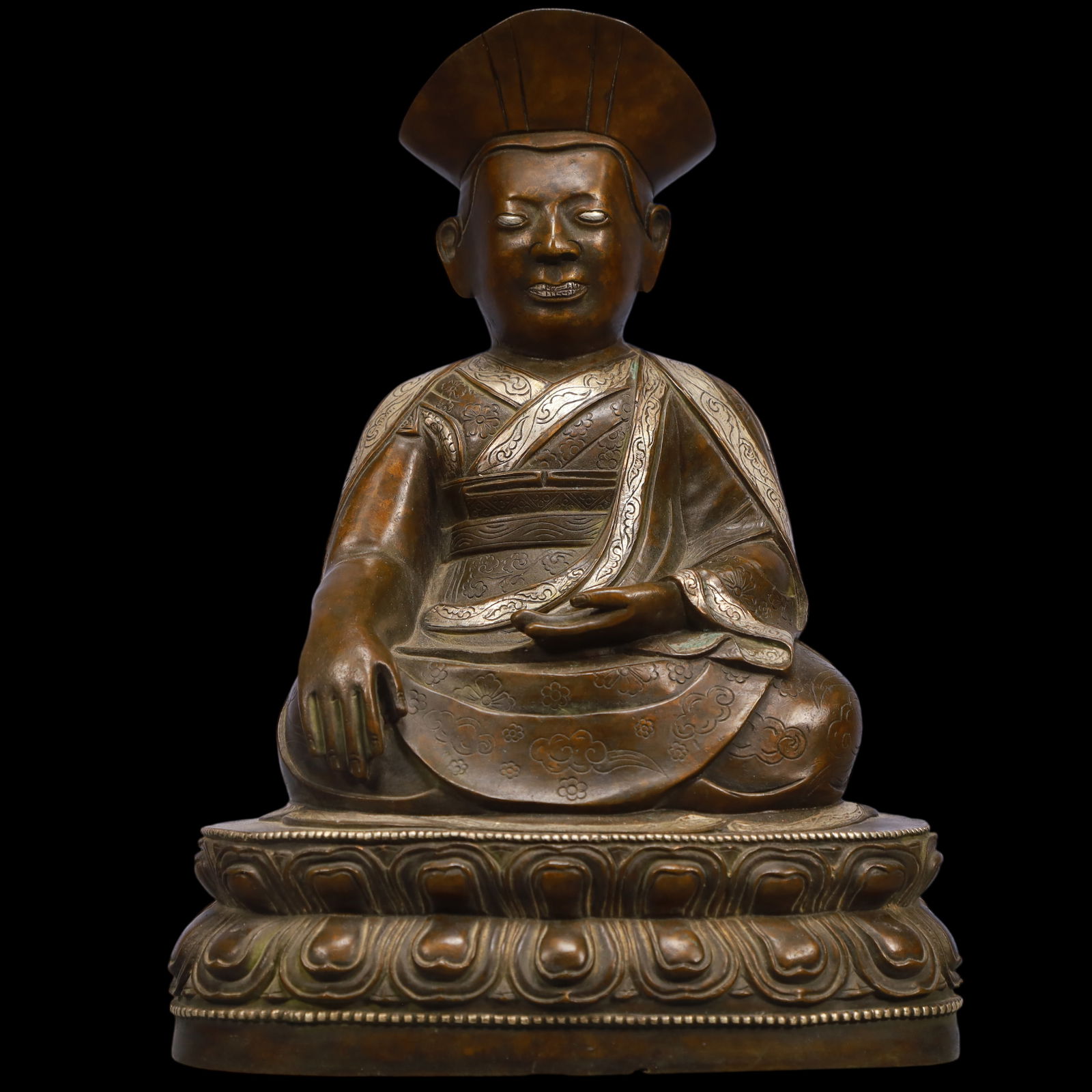 An Exquisite Bronze Inlaid Silver Statue of Guru: An Exquisite Bronze Inlaid Silver Statue of Guru Ming Dynasty, China Size:18cmx14cmx23cm Weight:3850g (The Dimensions Of All Batches Are Manually Measured.If You Need More Detailed Information,
