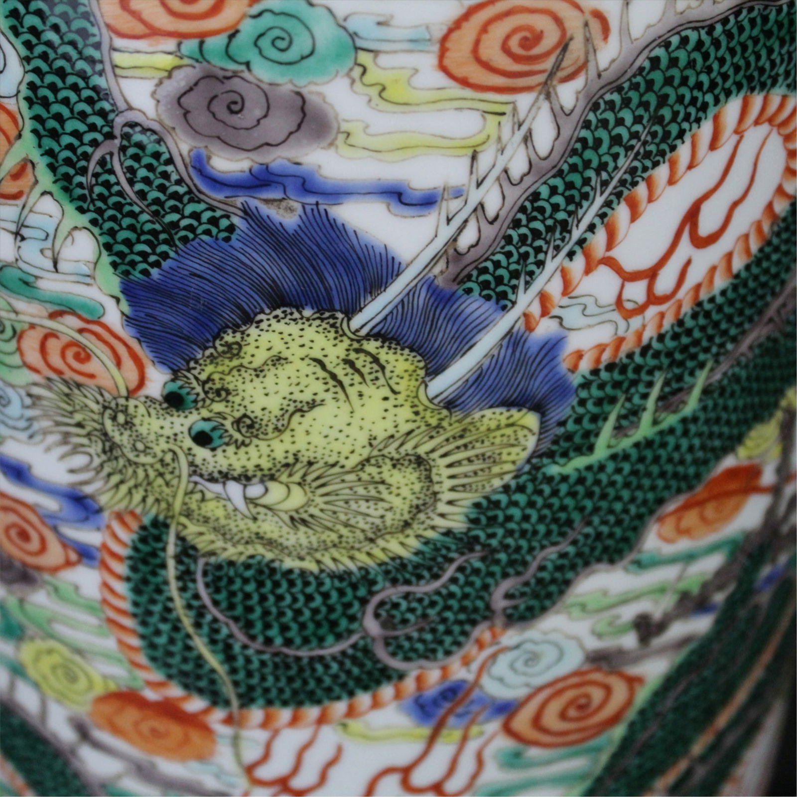An Exquisite Wucai Dragon Pattern Seawater Pattern Vase - 5