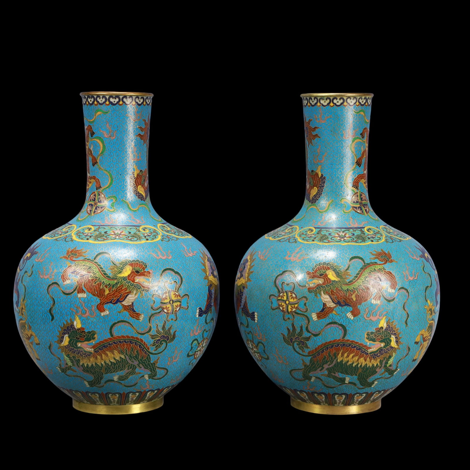 A Exquisite A pair of Cloisonne Lotus Pattern Auspicious Beast Pattern Vase: A Exquisite A pair of Cloisonne Lotus Pattern Auspicious Beast Pattern Vase Qing Dynasty, China Qianlong Four-character Mark Size:25cmx42cm Weight:7000g (The Dimensions Of All Batches Are Manually Mea