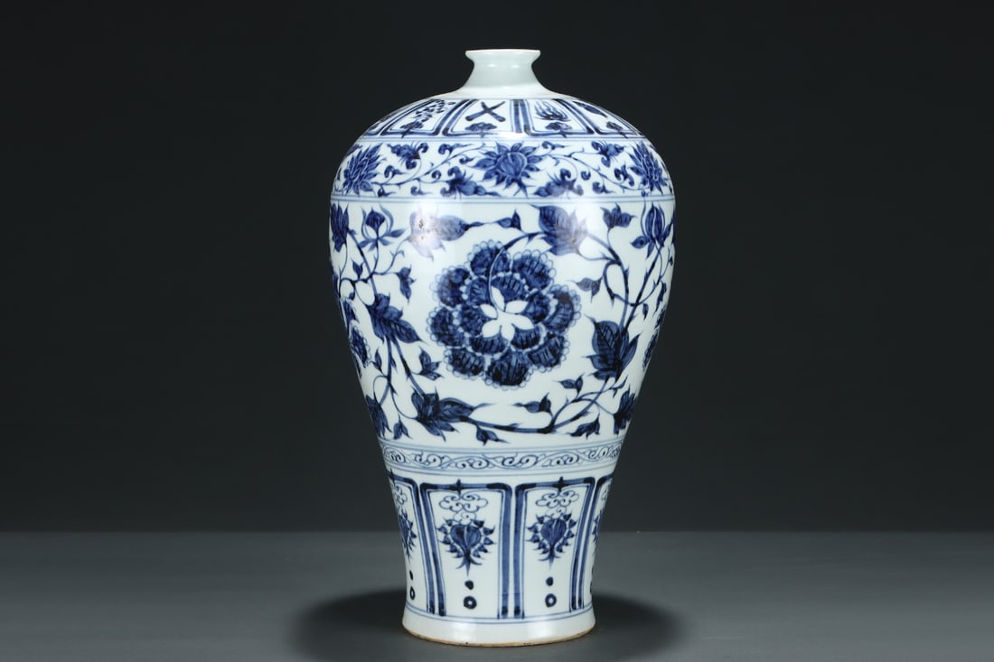 An Exquisite Blue and White Lotus Pattern Vase - 2