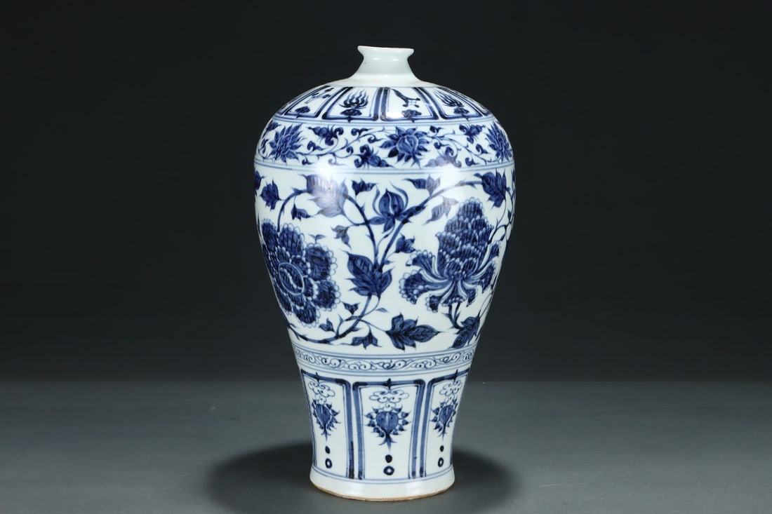 An Exquisite Blue and White Lotus Pattern Vase - 3