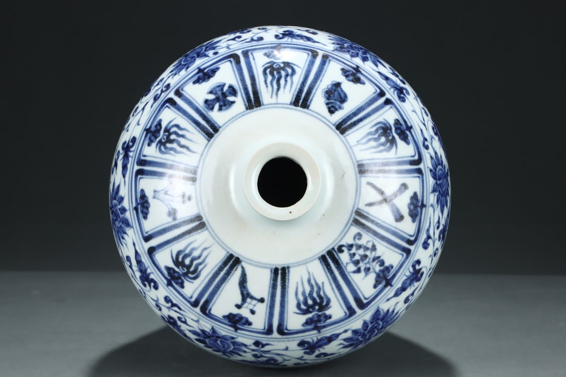 An Exquisite Blue and White Lotus Pattern Vase - 4