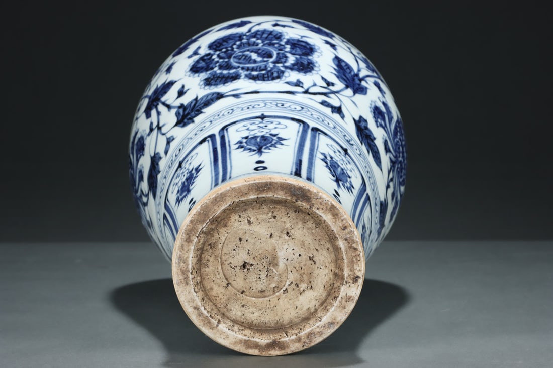 An Exquisite Blue and White Lotus Pattern Vase - 5