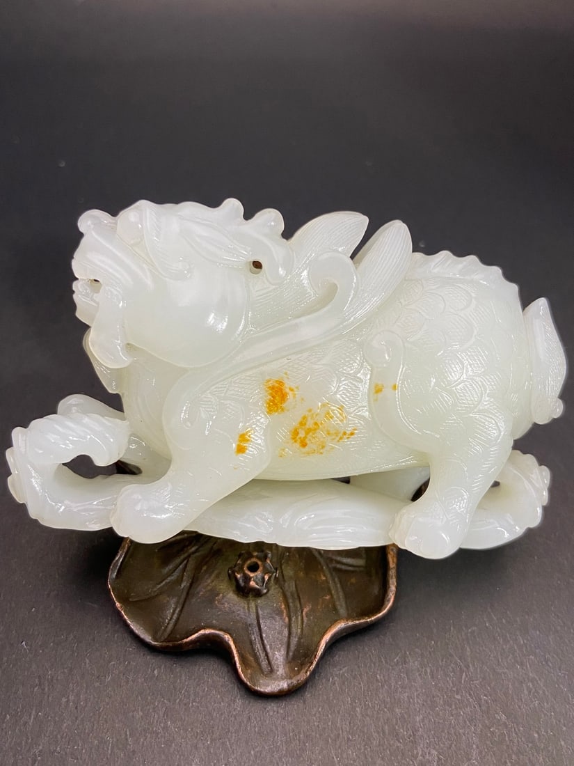 An Exquisite White Jade Kylin Hand Piece: An Exquisite White Jade Kylin Hand Piece Qing Dynasty, China Size:9.25cmx5.36cmx2.8cm Weight:200g (The Dimensions Of All Batches Are Manually Measured.If You Need More Detailed Information, Please