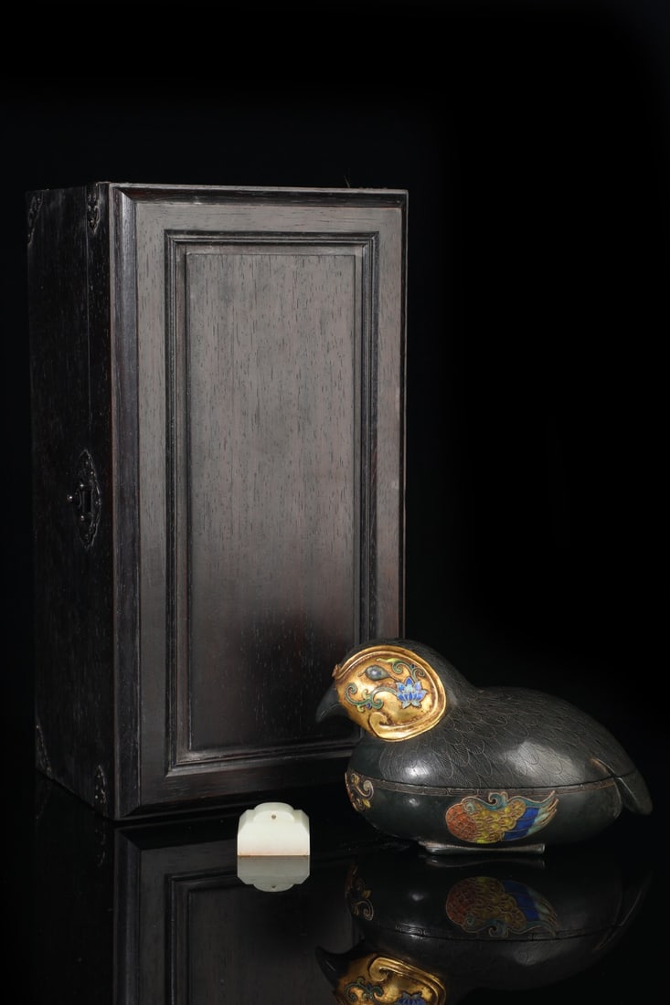 An Exquisite Jasper Inlaid Gilt Bronze Lotus Pattern Brid-Shaped Box: An Exquisite Jasper Inlaid Gilt Bronze Lotus Pattern Brid-Shaped Box Qing Dynasty, China Qianlong Four-character Mark Size:10cmx17cmx10.5cm Weight:1197g (The Dimensions Of All Batches Are Manually