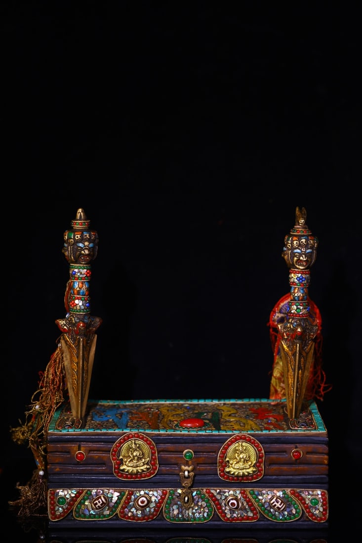 An Exquisite Bronze Painted Color Dzi Bead Vajry Pestle: An Exquisite Bronze Painted Color Dzi Bead Vajry Pestle Qing Dynasty, China Size:29cmx25cm Weight:2350g. (The Dimensions Of All Batches Are Manually Measured.If You Need More Detailed Information,