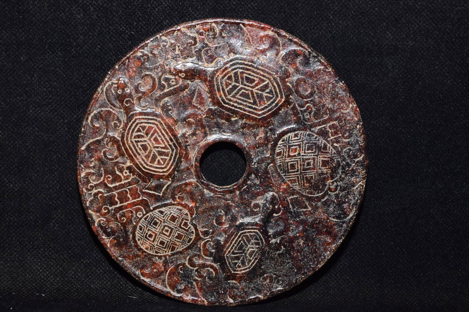 An Exquisite Hemo Jade Turtle Pattern Ornament: An Exquisite Hemo Jade Turtle Pattern Ornament Han Dynasty, China Size:12cm Weight:210g (The Dimensions Of All Batches Are Manually Measured.If You Need More Detailed Information, Please Contact