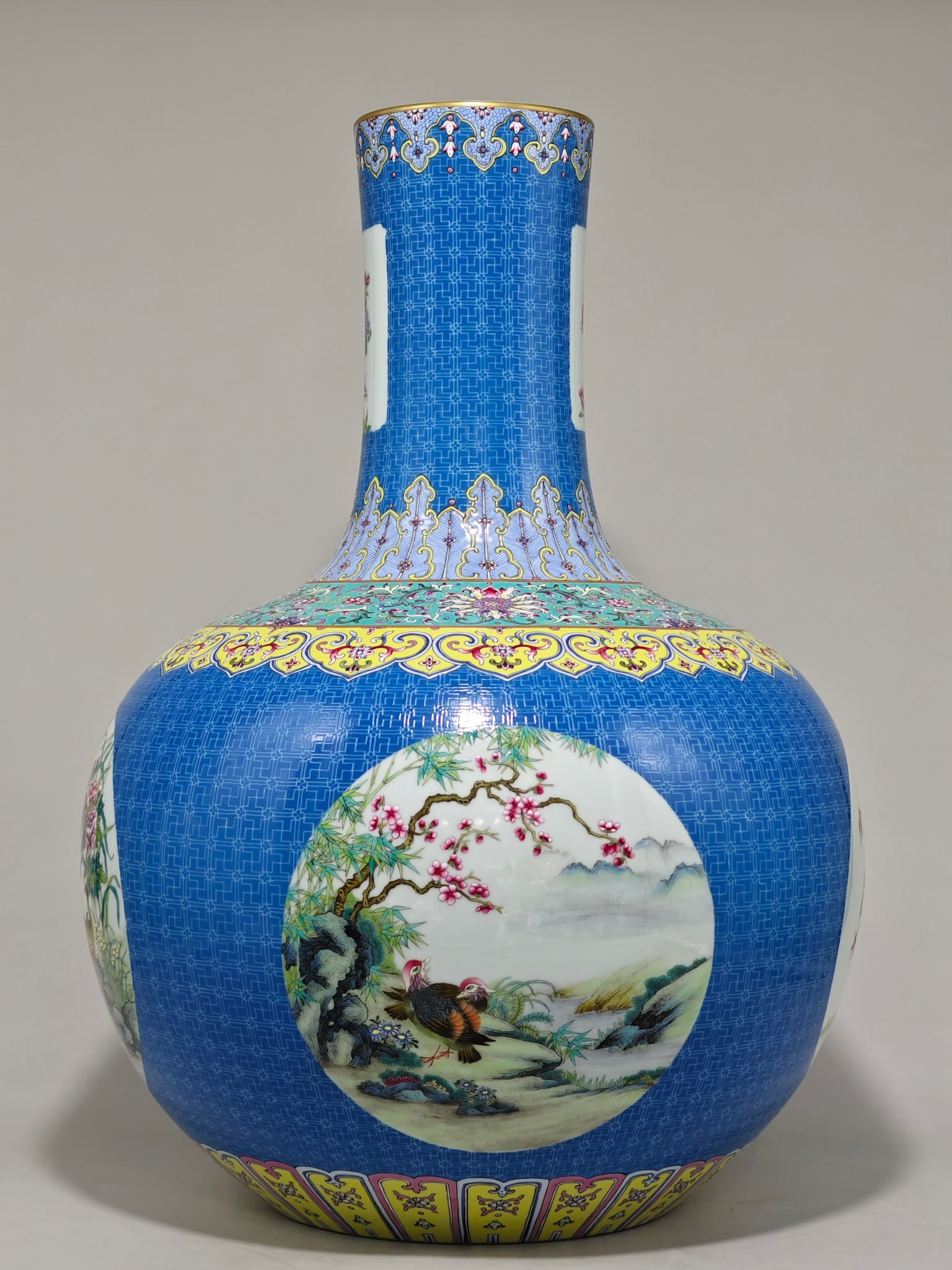 An Exquisite Famille-Rose Flower and Bird Pattern Lotus Pattern Vase: An Exquisite Famille-Rose Flower and Bird Pattern Lotus Pattern Vase Qing Dynasty, China Qianlong Six-character Mark Size:57cmx41cm (The Dimensions Of All Batches Are Manually Measured.If You Need Mor