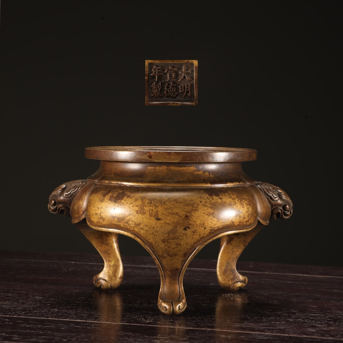 An Exquisite Bronze Double-Ears and Tripod Censer: An Exquisite Bronze Double-Ears and Tripod Censer Ming Dynasty, China Xuande Six-character Mark Size:10.5cmx14.7cm Weight:1850g (The Dimensions Of All Batches Are Manually Measured.If You Need More