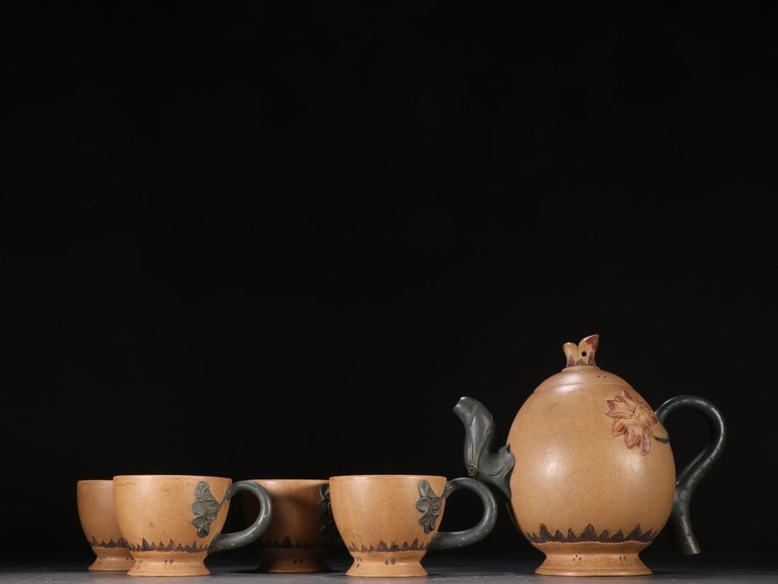 A Set of Fine Purple Sands Flower Pattern Teapot: A Set of Fine Purple Sands Flower Pattern Teapot Qing Dynasty, China Size:12cmx16.4cm Size:5cmx8.4cm (The Dimensions Of All Batches Are Manually Measured.If You Need More Detailed Information,