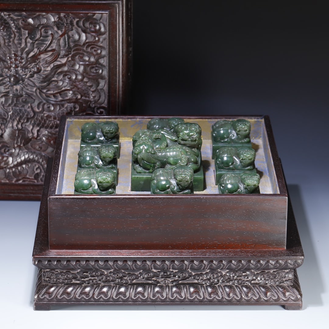 An Exquisite Jasper Lion Seal: An Exquisite Jasper Lion Seal Qing Dynasty, China Size:9.2cmx9.2cmx9.2cm Size:5.3cmx5.3cmx5.6cm Weight:4236.3g (The Dimensions Of All Batches Are Manually Measured.If You Need More Detailed Informatio