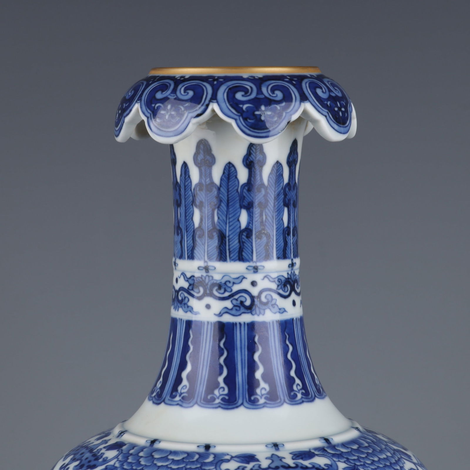 An Exquisite Blue and White Ruby Red-Glazed Lotus Pattern Dragon and Phoenix Pattern Vase - 4