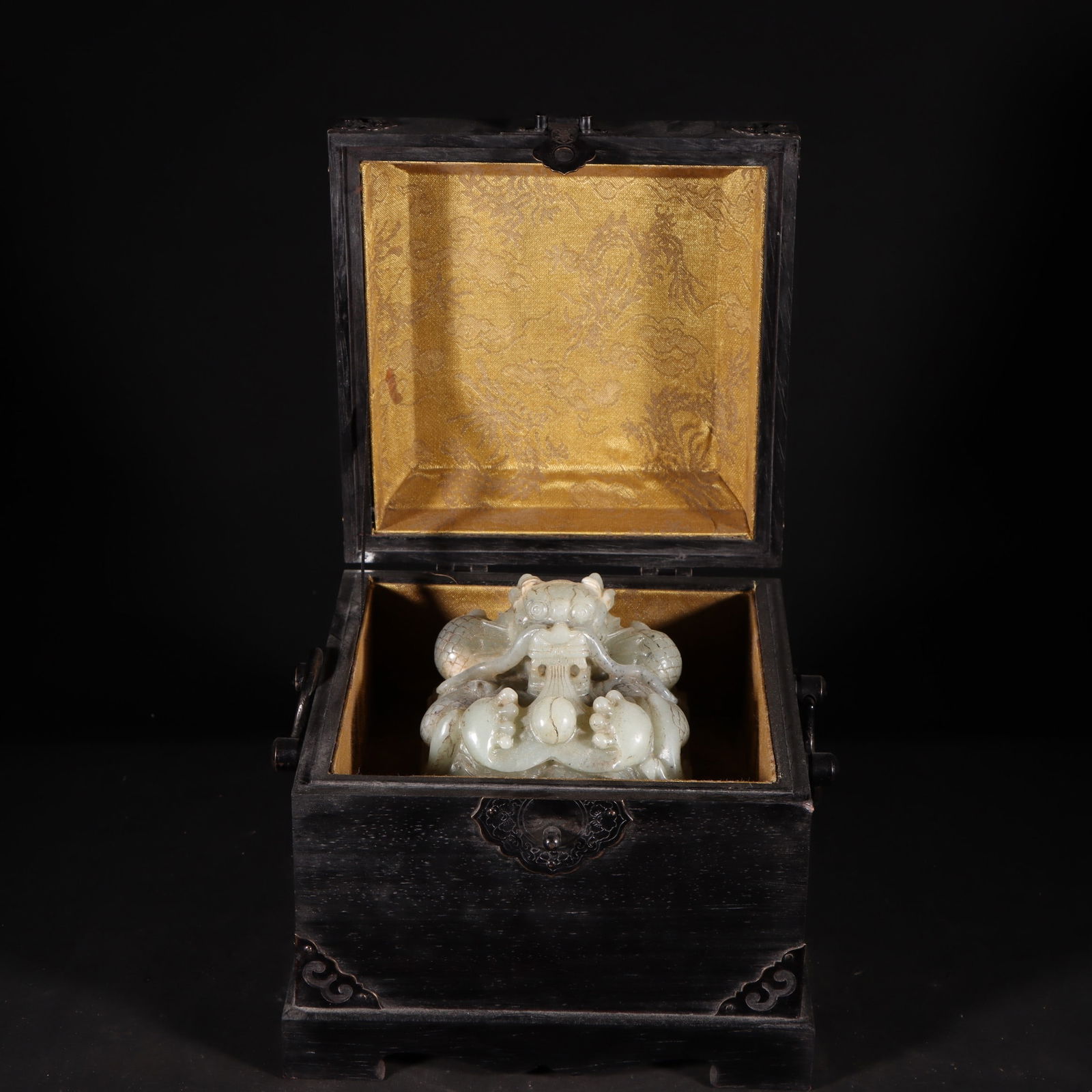 An Exquisite White Jade Dragon Pattern Seal: An Exquisite White Jade Dragon Pattern Seal Qing Dynasty, China Size:11cmx9.8cmx9.8cm Weight:2412g (The Dimensions Of All Batches Are Manually Measured.If You Need More Detailed Information, Please Co