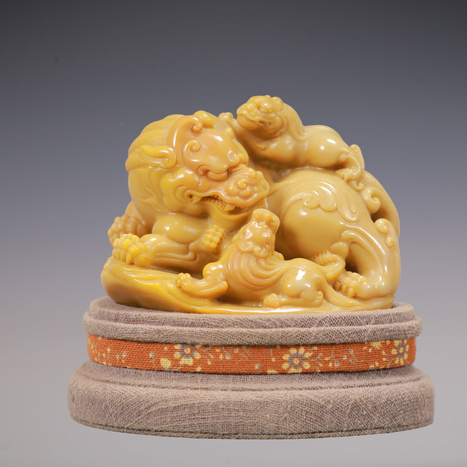 A Exquisite Shoushan Stone Auspicious Beast Ornament: A Exquisite Shoushan Stone Auspicious Beast Ornament Qing Dynasty, China Size:10.1cmx7.2cmx8.4cm Weight:650g (The Dimensions Of All Batches Are Manually Measured.If You Need More Detailed