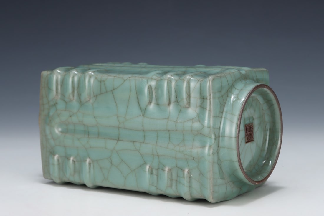 An Exquisite Guan yao Vase - 8