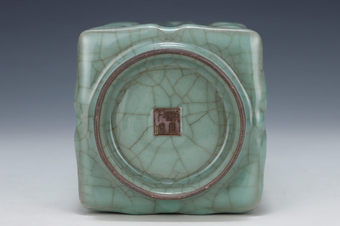 An Exquisite Guan yao Vase - 9