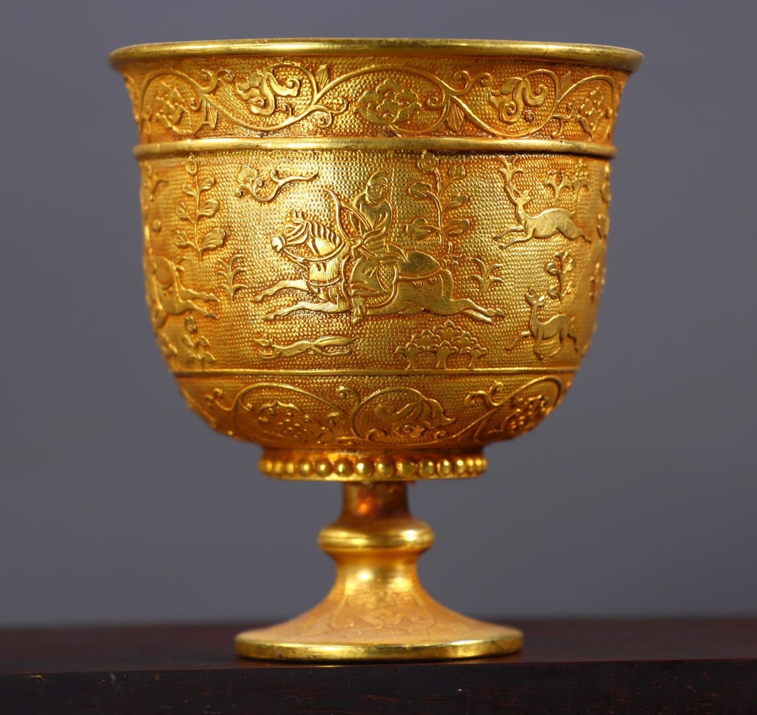 An Exquisite Gilt Bronze Hunting Pattern Cup: An Exquisite Gilt Bronze Hunting Pattern Cup Qing Dynasty, China Size:9.5cmx8cm Weight:407g (The Dimensions Of All Batches Are Manually Measured.If You Need More Detailed Information, Please