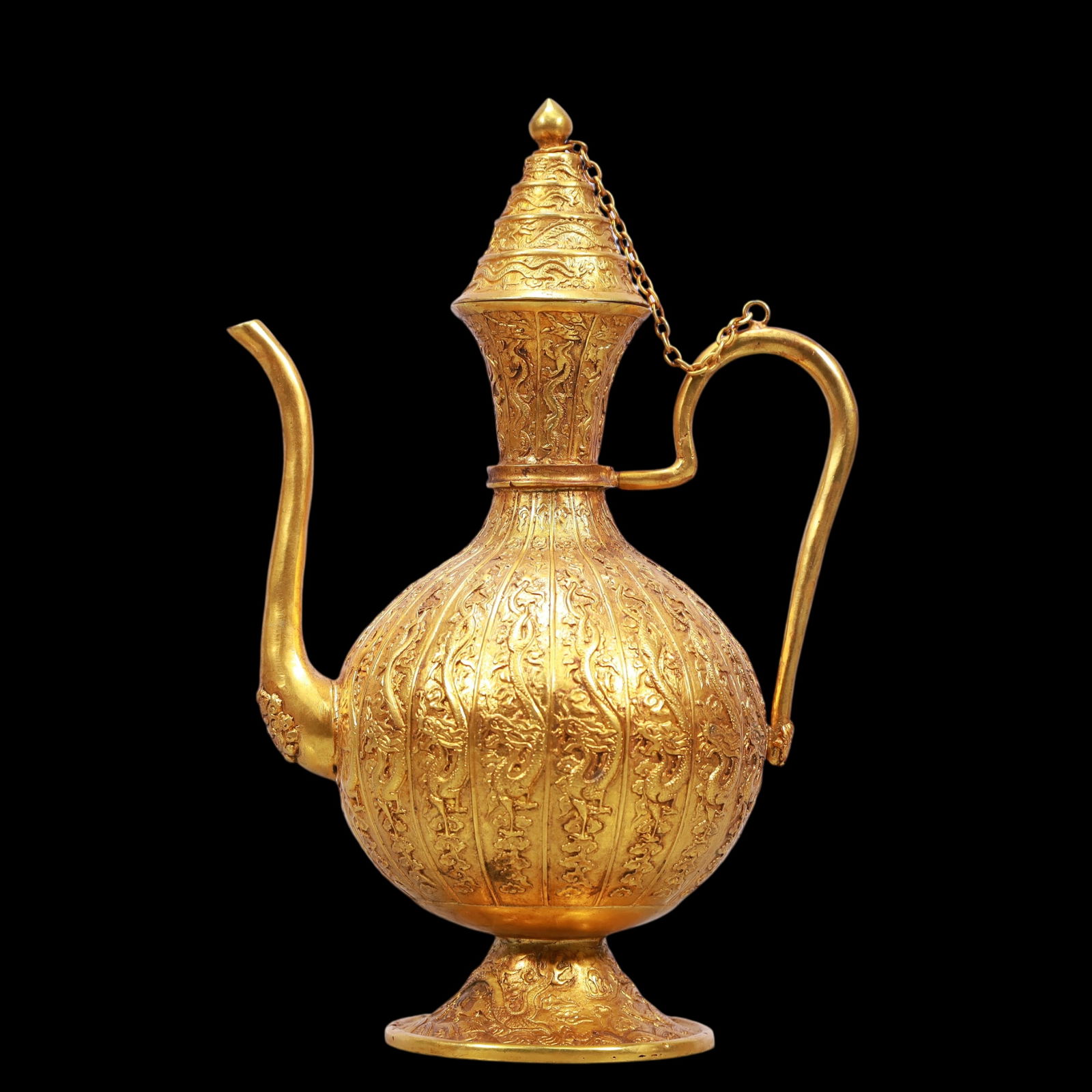 A Exquisite Gilt Bronze Dragon Pattern Ewer: A Exquisite Gilt Bronze Dragon Pattern Ewer Tang Dynasty, China Zhenguan Four-character Mark Size:15cmx10cmx23cm Weight:750g (The Dimensions Of All Batches Are Manually Measured.If You Need More