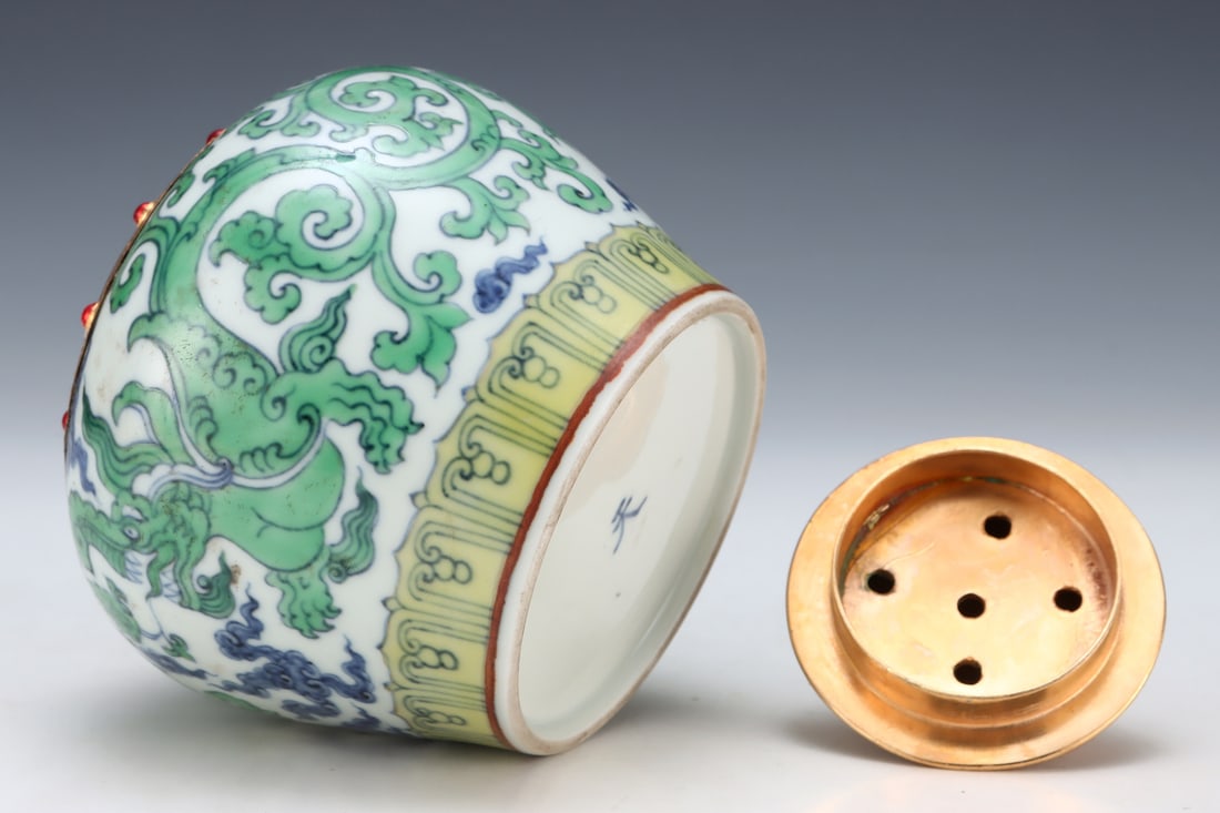 An Exquisite Doucai Cover with Gold Dragon Pattern Jar - 8