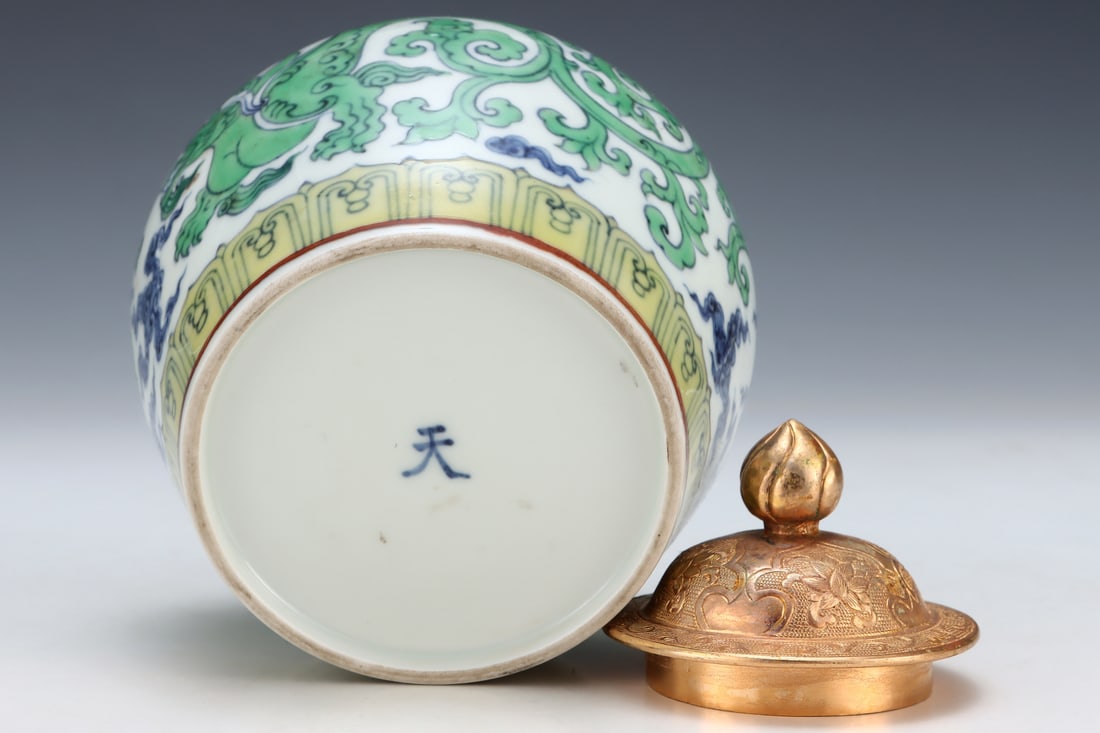 An Exquisite Doucai Cover with Gold Dragon Pattern Jar - 9