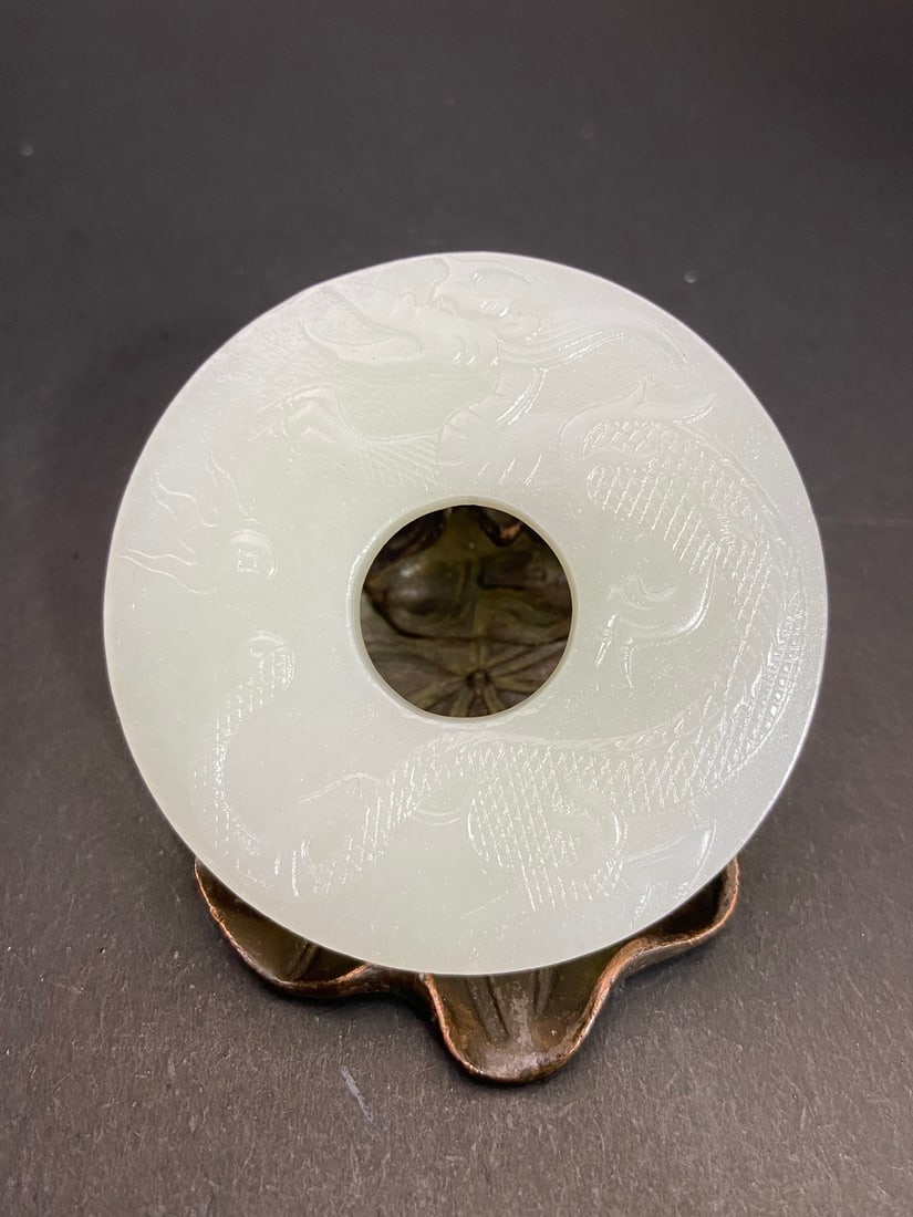 An Exquisite White Jade Auspicious Cloud Pattern Dragon Pattern Pendant: An Exquisite White Jade Auspicious Cloud Pattern Dragon Pattern Pendant Qing Dynasty, China Size:6.13cmx0.82cm Weight:61g (The Dimensions Of All Batches Are Manually Measured.If You Need More Detailed