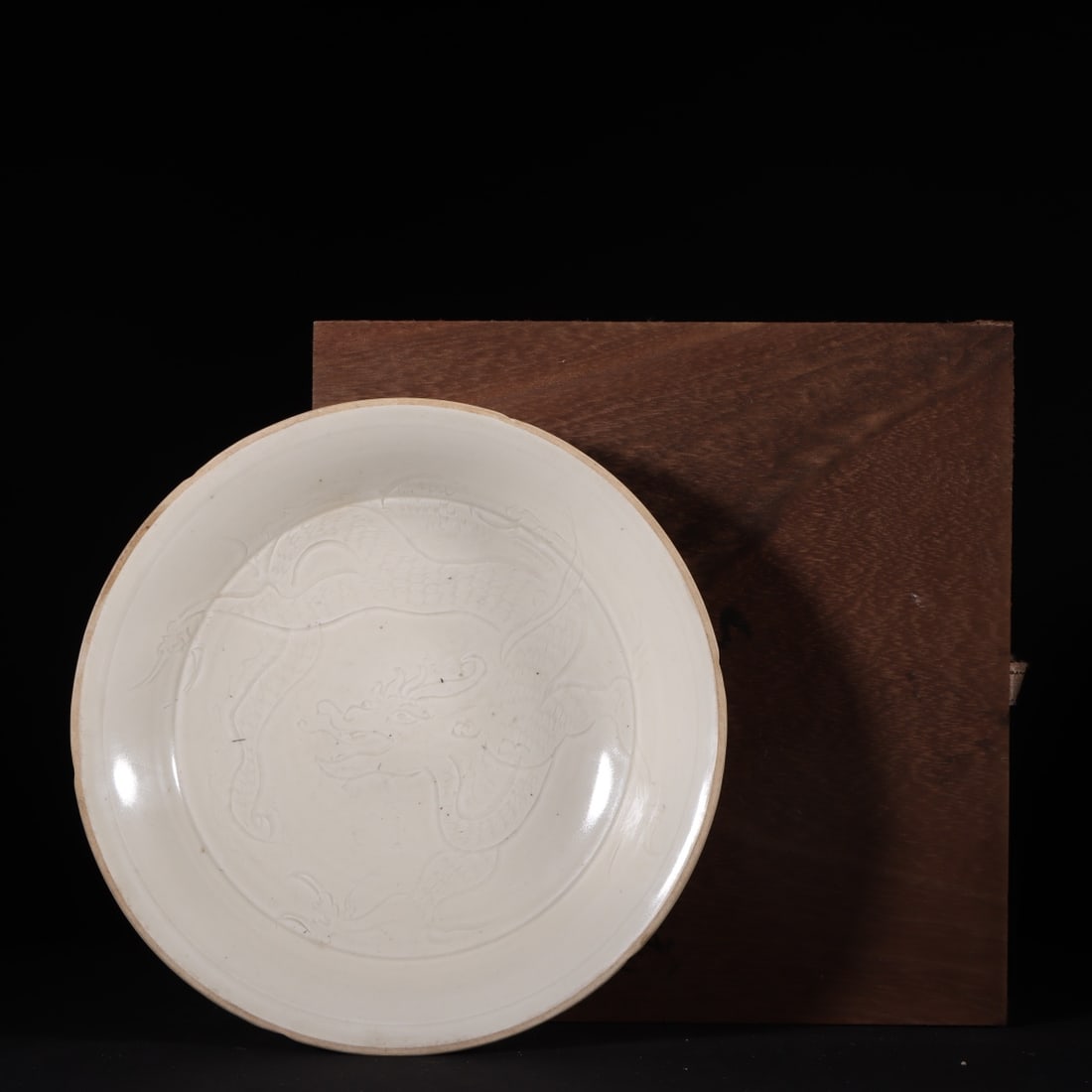 An Exquisite Ding yao Dragon Pattern Plate: An Exquisite Ding yao Dragon Pattern Plate Song Dynasty, China Size:4cmx21.5cm (The Dimensions Of All Batches Are Manually Measured.If You Need More Detailed Information, Please Contact Our