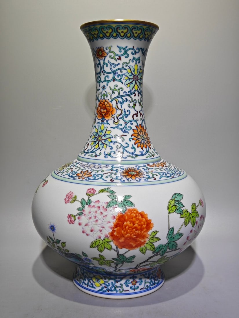 An Exquisite Doucai Lotus Pattern Flower Pattern Vase: An Exquisite Doucai Lotus Pattern Flower Pattern Vase Qing Dynasty, China Qianlong Six-character Mark Size:30cmx21cm (The Dimensions Of All Batches Are Manually Measured.If You Need More Detailed Info