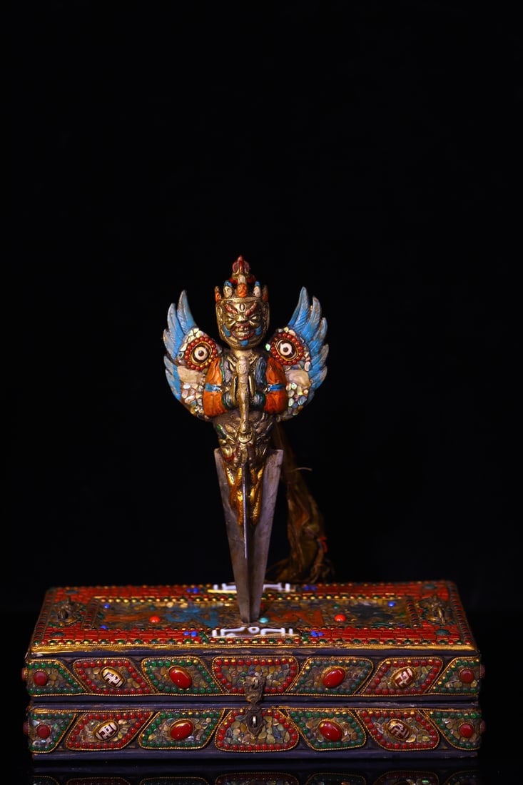 An Exquisite Bronze Painted Color Dzi Bead Vajry Pestle: An Exquisite Bronze Painted Color Dzi Bead Vajry Pestle Qing Dynasty, China Size:30cmx27cm Weight:2100g (The Dimensions Of All Batches Are Manually Measured.If You Need More Detailed Information,