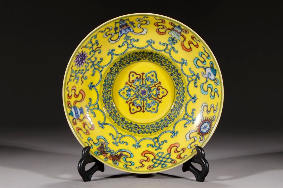 An Exquisite Doucai Lotus Pattern Eight Treasures Pattern Bowl: An Exquisite Doucai Lotus Pattern Eight Treasures Pattern Bowl Qing Dynasty, China Yongzheng Six-character Mark Size:6.3cmx21.6cm (The Dimensions Of All Batches Are Manually Measured.If You Need More